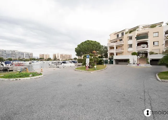 Spacious Apartment With Pool Located In The Marina Of Mandelieu