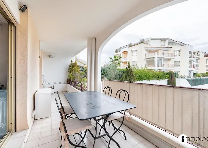 Spacious Apartment With Pool Located In The Marina Of Mandelieu