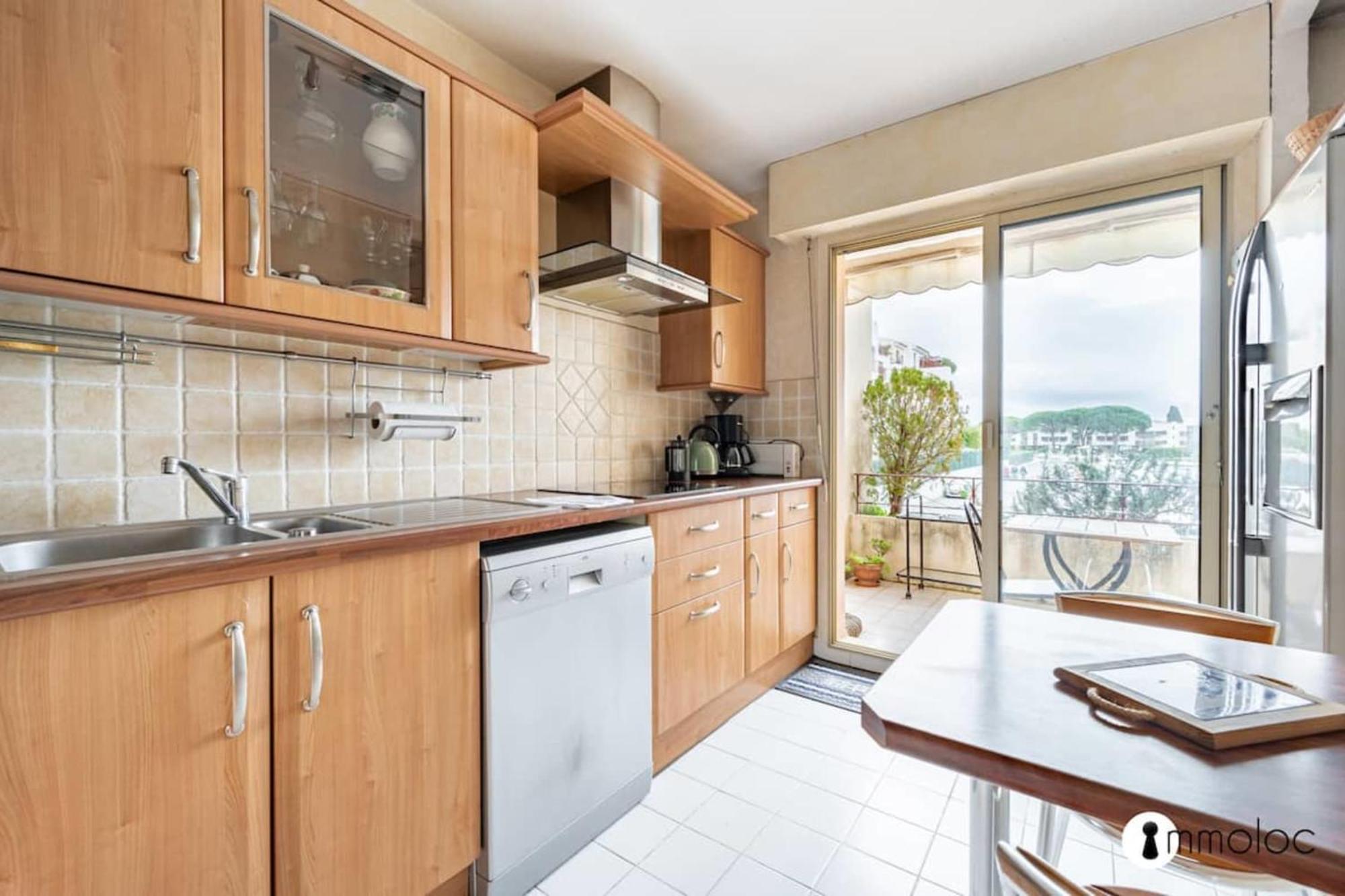Spacious With Pool Located In The Marina Of