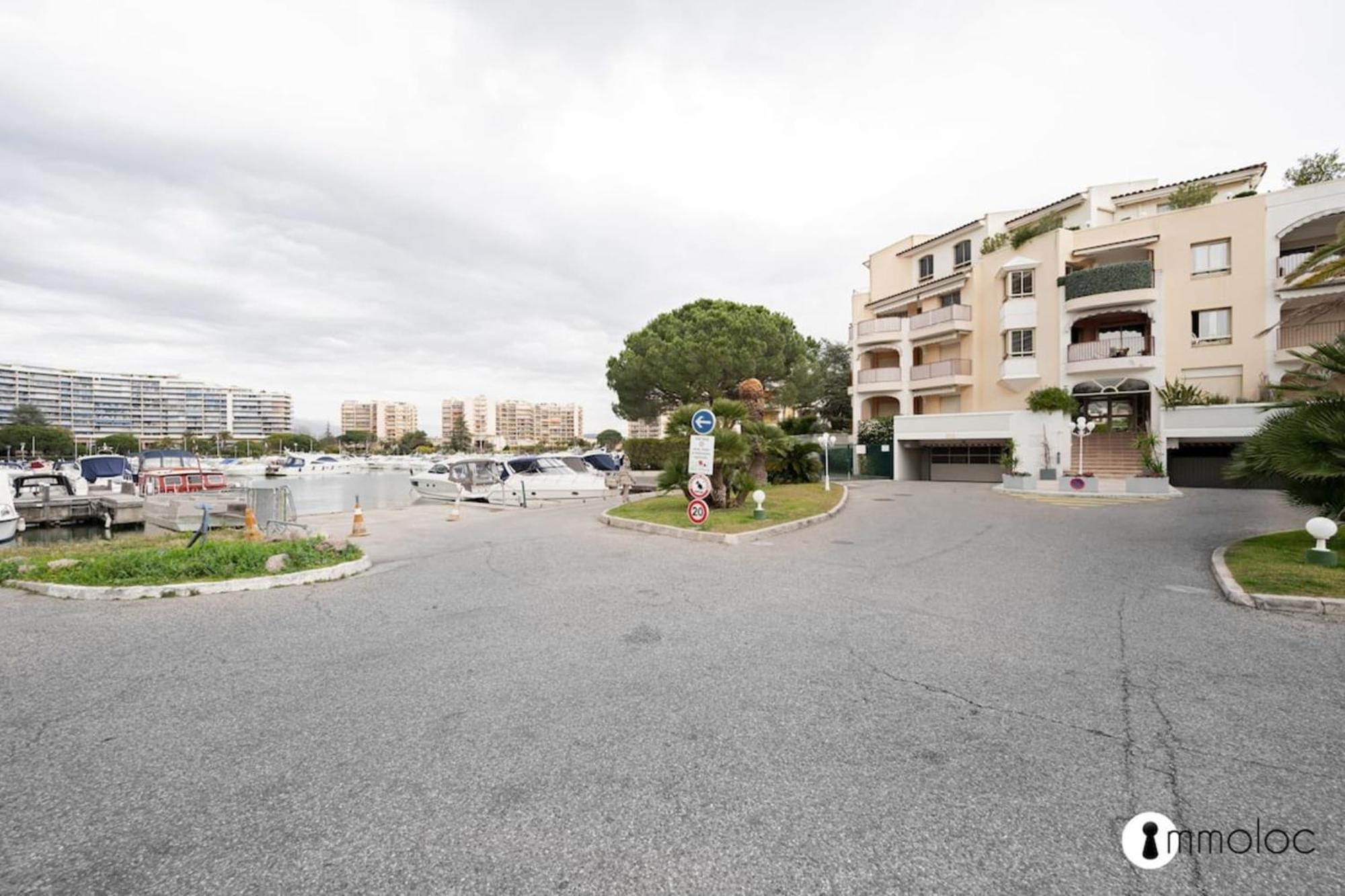 Spacious With Pool Located In The Marina Of Appartement *