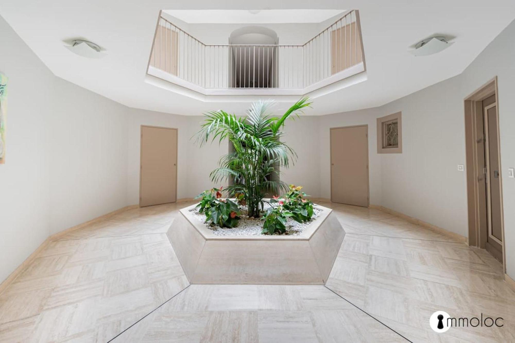 Spacious With Pool Located In The Marina Of *