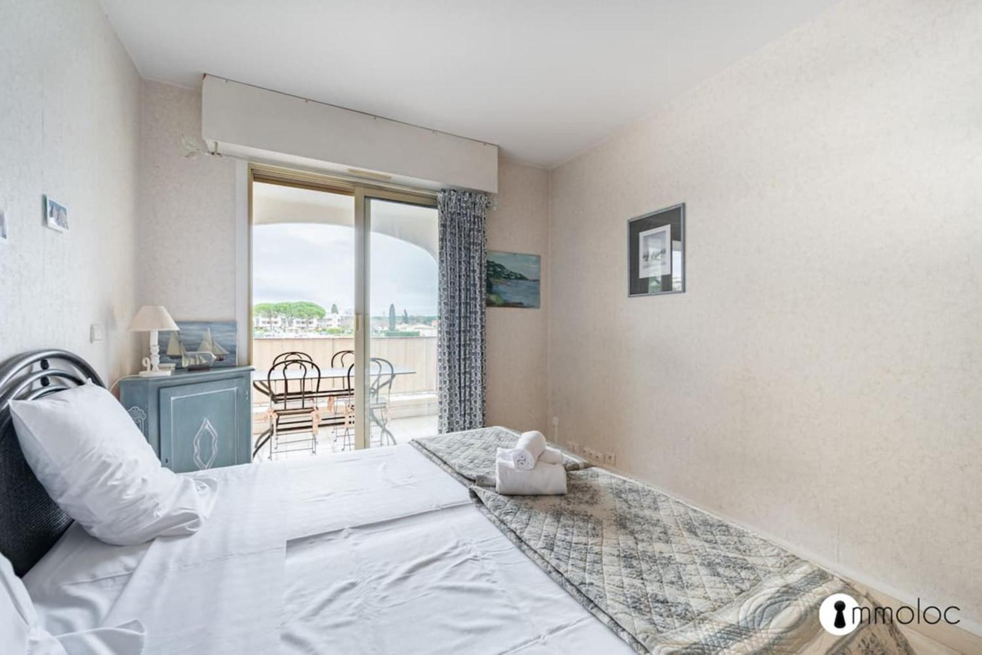 Spacious With Pool Located In The Marina Of