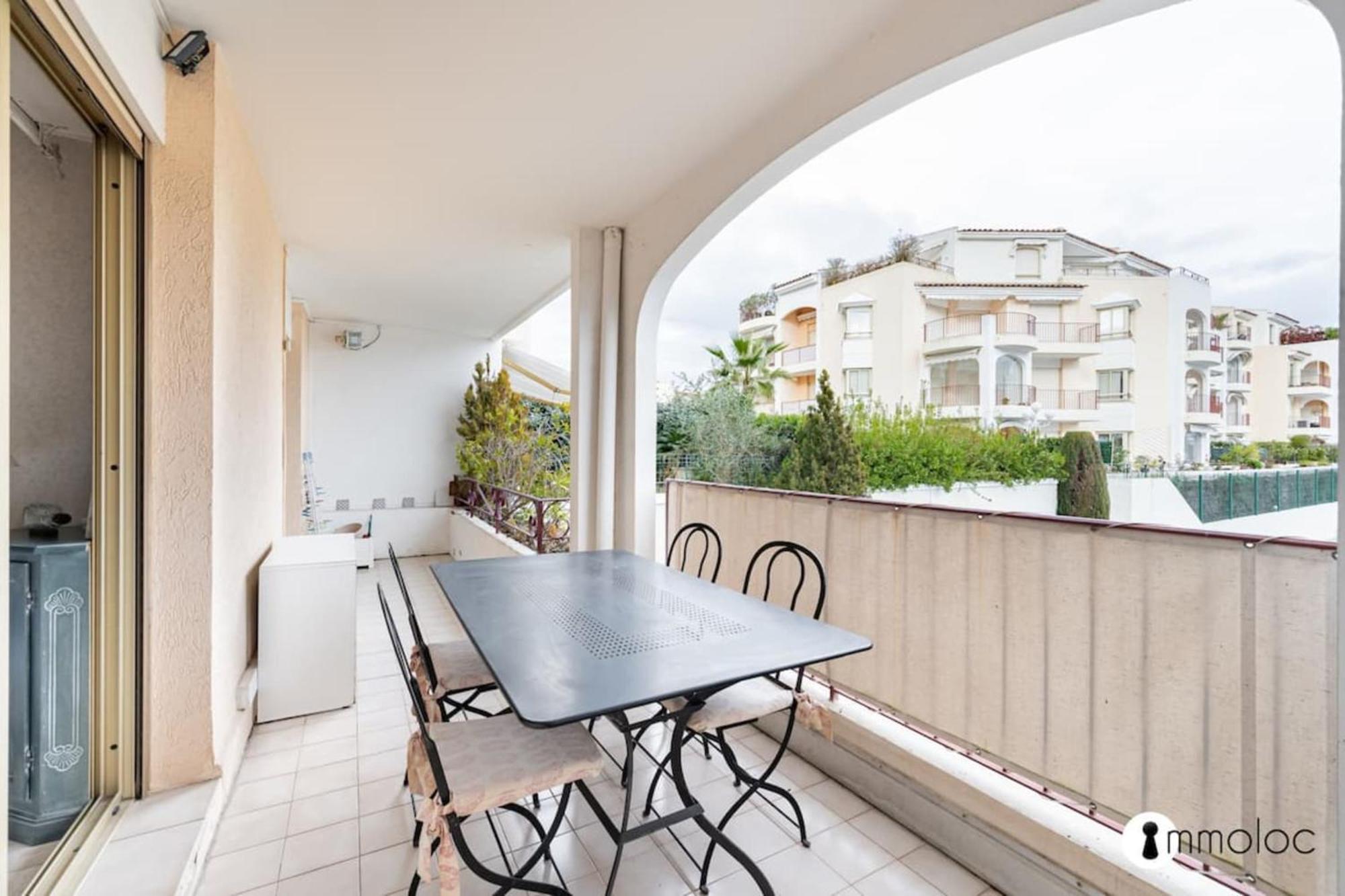 Spacious With Pool Located In The Marina Of *