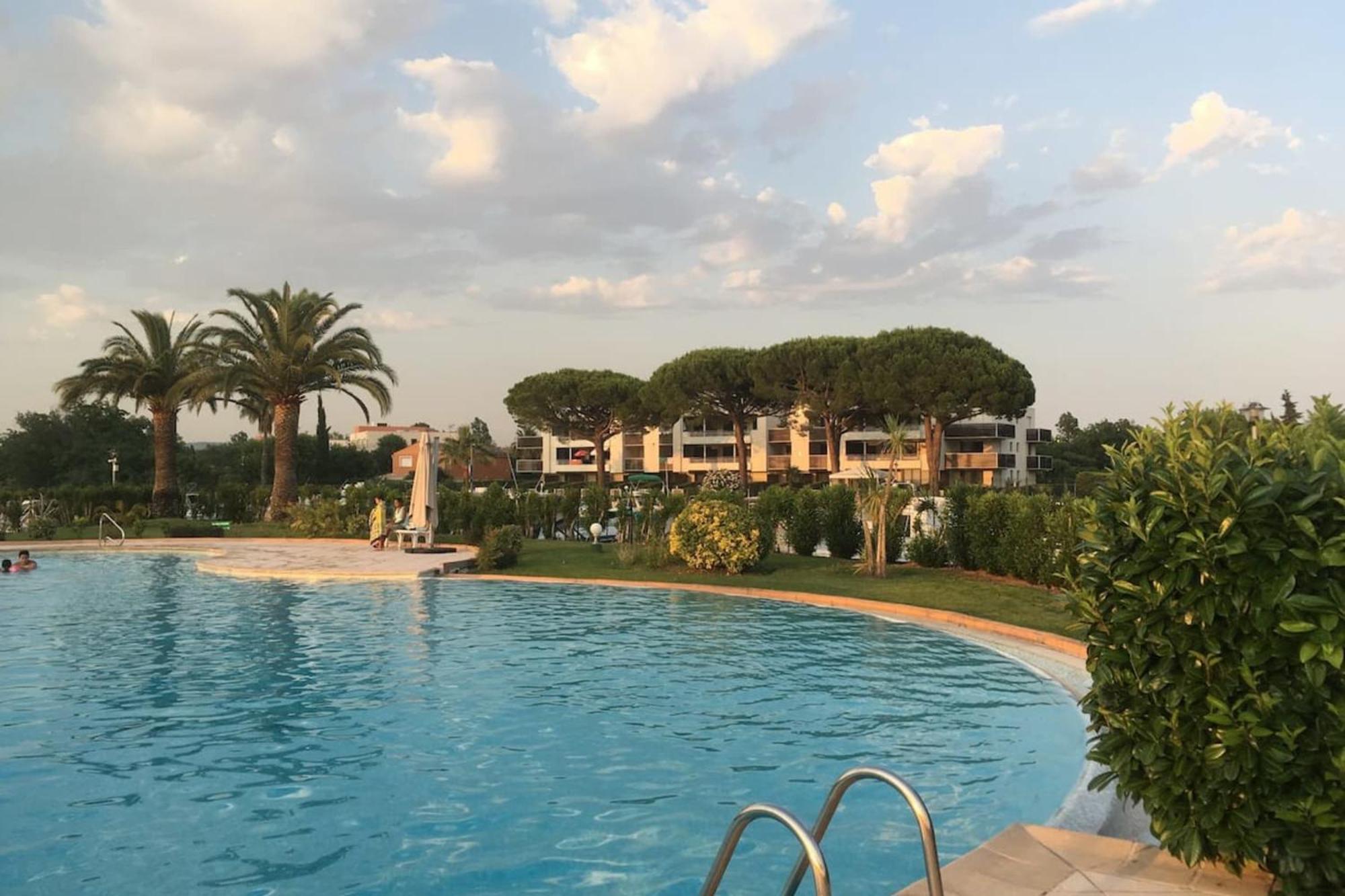 Spacious With Pool Located In The Marina Of Apartamento